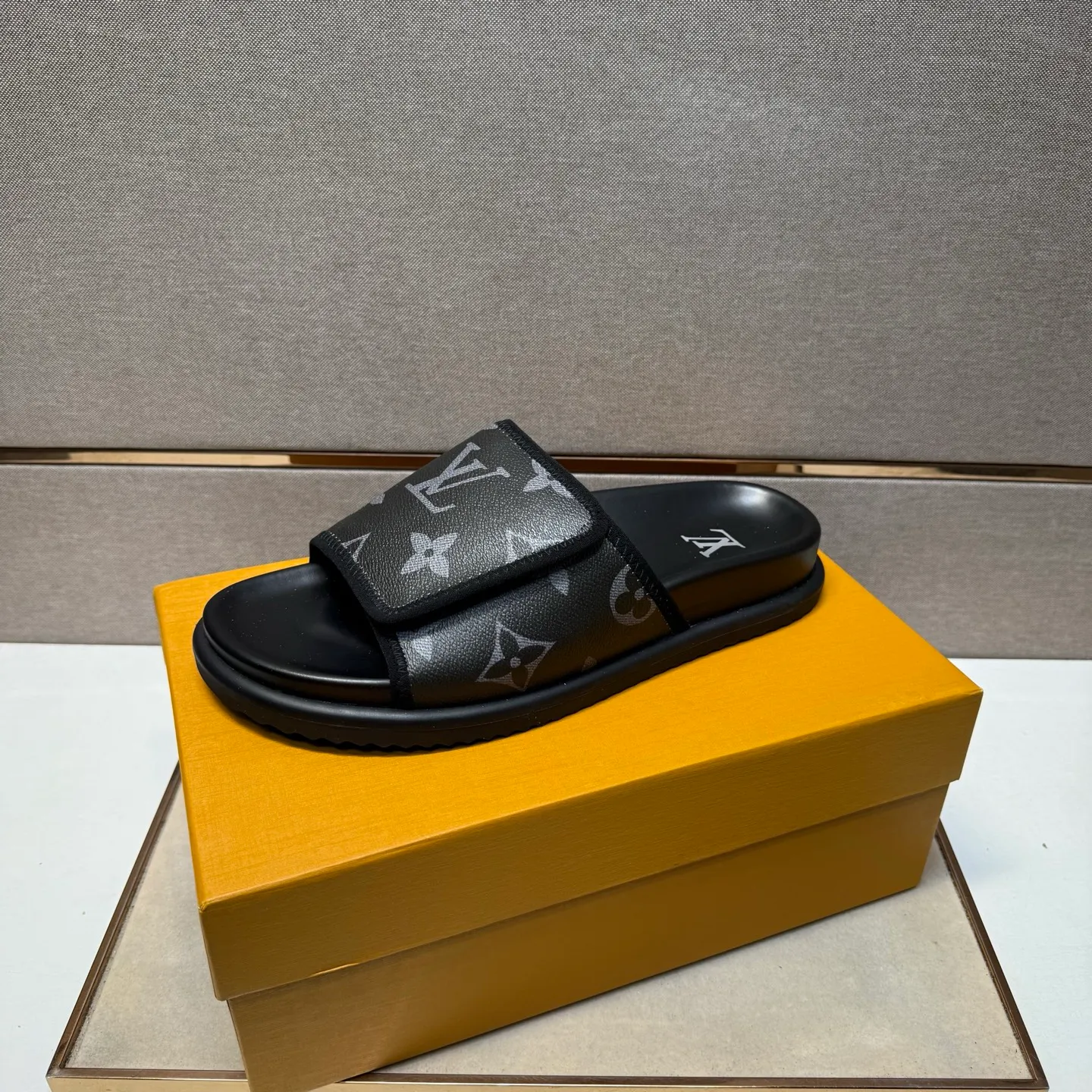 ⬛️Men's shoes 💰p320 [LV～] Men's casual slippers 2025z cabinet sales simultaneously 🔶Size: 38-44 #️⃣ 🔷3 colors🔜The upper is made of multi-material splicing ➕Genuine leather lining, comfortable and breathable, sole: original comfortable and wear-resistant outsole, ⚠️real thing📱photographed🎬real thing is better📢📢📢